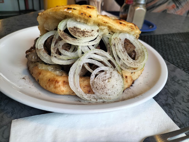 Jela Ristic Cafe Riverside - Gastronomie und Hotellerie