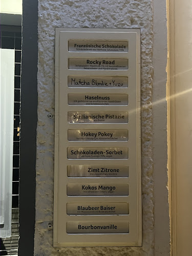 Opinii despre Eispatisserie Hokey Pokey Mitte în Berlin - Gastronomie und Hotellerie