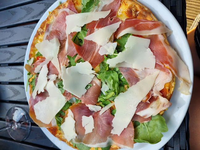 Rotes Schloß Pizzeria - Hof