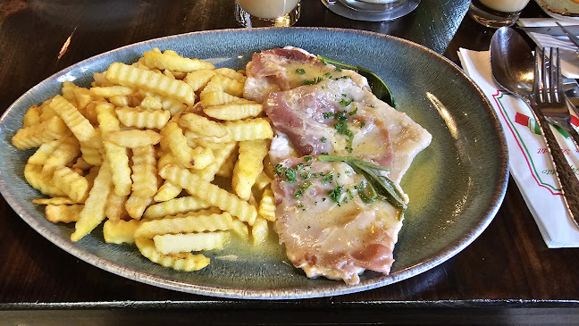 Rotes Schloß Pizzeria - Hof