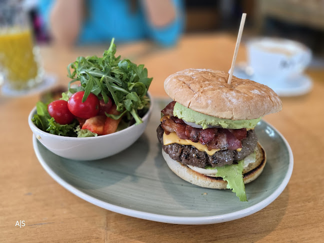 Mitsi Cafe-Bistro-Bar - Gastronomie und Hotellerie