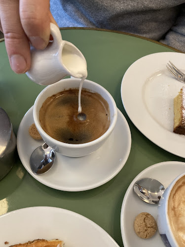 PICCOLA PAUSA - caffè panini aperitivi - Gastronomie und Hotellerie