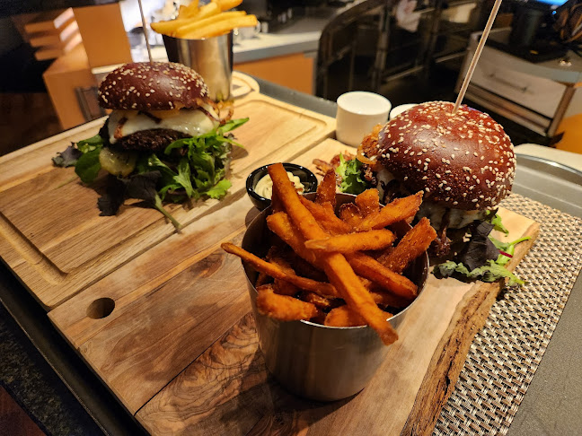 Arts Bar & Restaurant