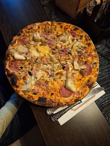 Rotes Schloß Pizzeria - Hof