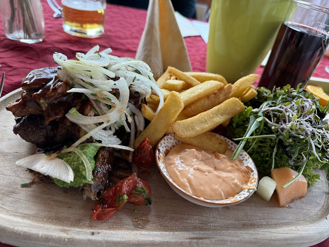 Roter Milan - Gastronomie und Hotellerie